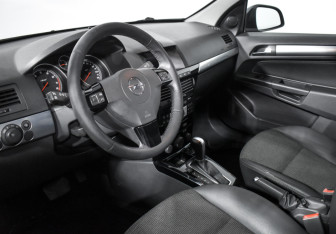 Подержанный автомобиль Opel Astra Sedan 2010 года (9 фото)