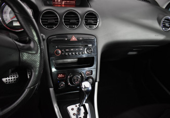 Подержанный автомобиль Peugeot 308 Hatchback 2011 года (20 фото)