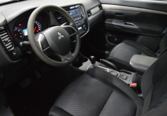Подержанный автомобиль Mitsubishi Outlander 2014 года (10 фото)
