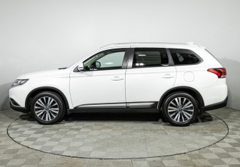 Подержанный автомобиль Mitsubishi Outlander 2019 года (8 фото)