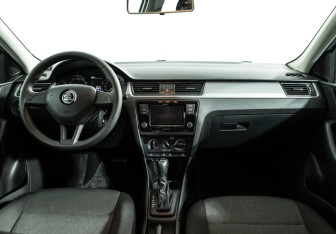 Подержанный автомобиль Skoda Rapid Liftback 2017 года (13 фото)