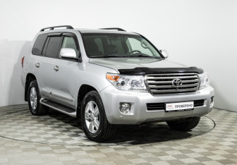 Подержанный автомобиль Toyota Land Cruiser Suv 2014 года (3 фото)