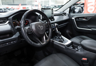 Подержанный автомобиль Toyota RAV4 2021 года (15 фото)
