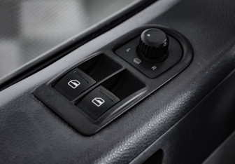 Подержанный автомобиль Volkswagen Transporter Van 2009 года (14 фото)