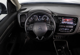Подержанный автомобиль Mitsubishi Outlander 2018 года (10 фото)