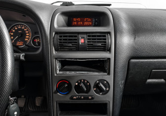 Подержанный автомобиль Opel Astra Sedan 2002 года (15 фото)