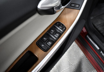Подержанный автомобиль Volvo XC60 2015 года (10 фото)