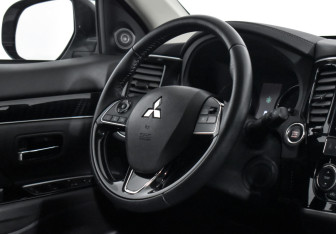 Подержанный автомобиль Mitsubishi Outlander 2022 года (14 фото)