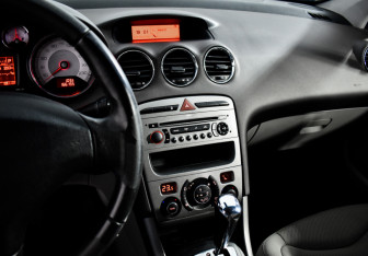 Подержанный автомобиль Peugeot 308 Hatchback 2008 года (14 фото)