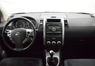 Подержанный автомобиль Nissan X-Trail 2010 года (14 фото)