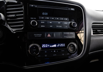 Подержанный автомобиль Mitsubishi Outlander 2016 года (14 фото)