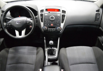 Подержанный автомобиль Kia Ceed Hatchback 2010 года (14 фото)
