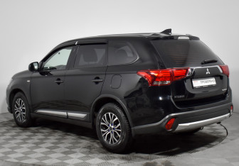 Подержанный автомобиль Mitsubishi Outlander 2018 года (7 фото)