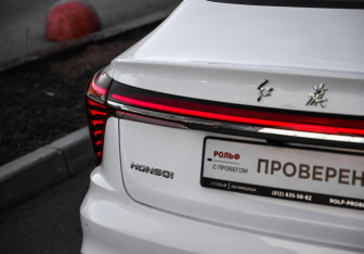 Подержанный автомобиль Hongqi H5 2023 года (8 фото)