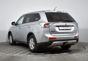 Подержанный автомобиль Mitsubishi Outlander 2014 года (7 фото)