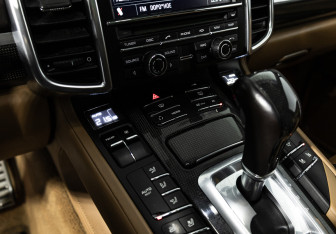 Подержанный автомобиль Porsche Cayenne 2011 года (17 фото)
