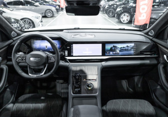 Подержанный автомобиль Geely Monjaro 2025 года (18 фото)
