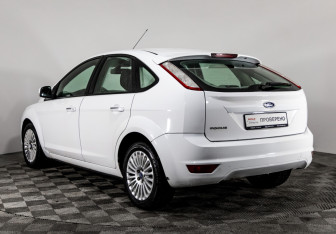 Подержанный автомобиль Ford Focus Hatchback 2011 года (7 фото)