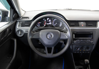 Подержанный автомобиль Skoda Rapid Liftback 2015 года (10 фото)