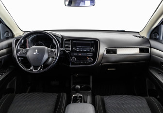 Подержанный автомобиль Mitsubishi Outlander 2016 года (10 фото)