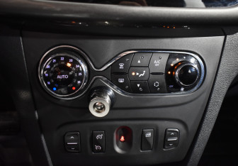 Подержанный автомобиль Renault Sandero 2016 года (15 фото)