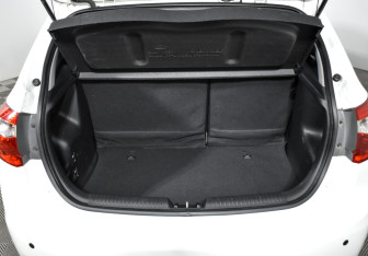 Подержанный автомобиль Kia Rio Hatchback 2013 года (18 фото)