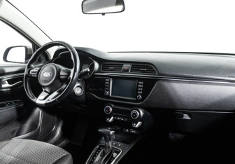 Подержанный автомобиль Kia Rio Sedan 2018 года (9 фото)