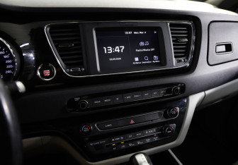 Подержанный автомобиль Kia Carnival 2018 года (13 фото)