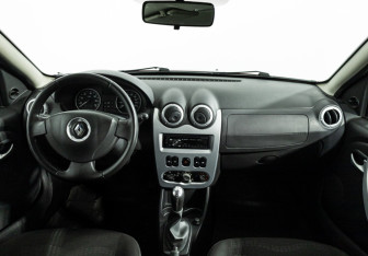 Подержанный автомобиль Renault Sandero 2011 года (13 фото)