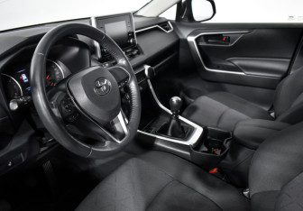 Подержанный автомобиль Toyota RAV4 2020 года (8 фото)