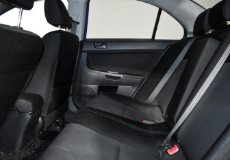 Подержанный автомобиль Mitsubishi Lancer Sedan 2010 года (12 фото)