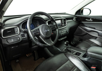 Подержанный автомобиль Kia Sorento 2017 года (11 фото)