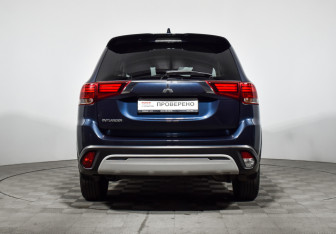 Подержанный автомобиль Mitsubishi Outlander 2022 года (6 фото)
