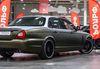Подержанный автомобиль Jaguar XJ 2008 года (11 фото)