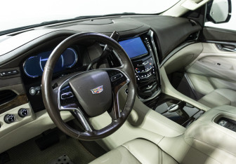 Подержанный автомобиль Cadillac Escalade Suv 2016 года (11 фото)