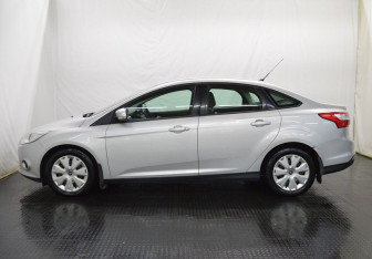 Подержанный автомобиль Ford Focus Sedan 2014 года (8 фото)