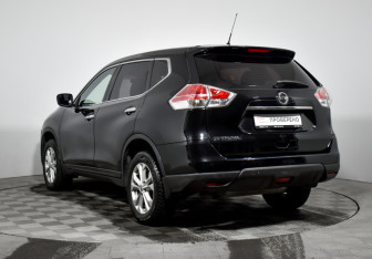 Подержанный автомобиль Nissan X-Trail 2015 года (7 фото)