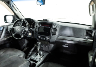 Подержанный автомобиль Mitsubishi Pajero 2011 года (9 фото)