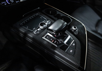 Подержанный автомобиль Audi Q7 2018 года (23 фото)