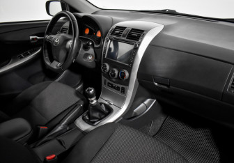 Подержанный автомобиль Toyota Corolla Sedan 2011 года (11 фото)
