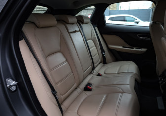 Подержанный автомобиль Jaguar F-Pace 2017 года (12 фото)