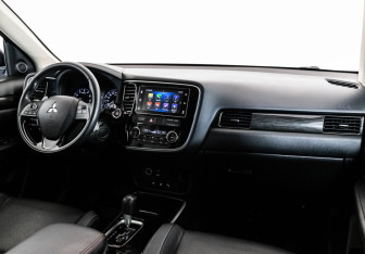 Подержанный автомобиль Mitsubishi Outlander 2018 года (9 фото)