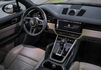 Подержанный автомобиль Porsche Cayenne 2019 года (10 фото)