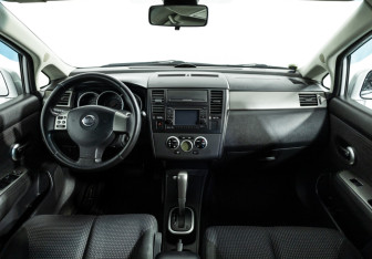 Подержанный автомобиль Nissan Tiida Hatchback 2010 года (13 фото)