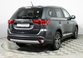 Подержанный автомобиль Mitsubishi Outlander 2015 года (5 фото)