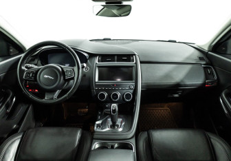 Подержанный автомобиль Jaguar E-Pace 2018 года (13 фото)