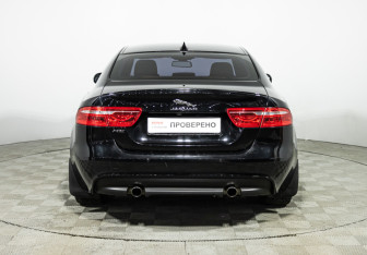 Подержанный автомобиль Jaguar XE 2016 года (6 фото)
