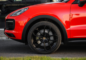 Подержанный автомобиль Porsche Cayenne 2019 года (10 фото)