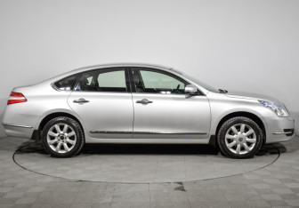 Подержанный автомобиль Nissan Teana 2010 года (4 фото)