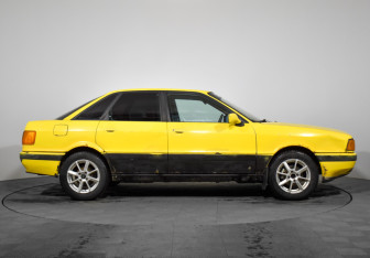 Подержанный автомобиль Audi 80 Sedan 1987 года (4 фото)
